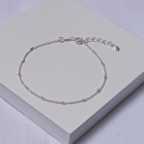 01 pulseira feminina folheada a prata com coracoes