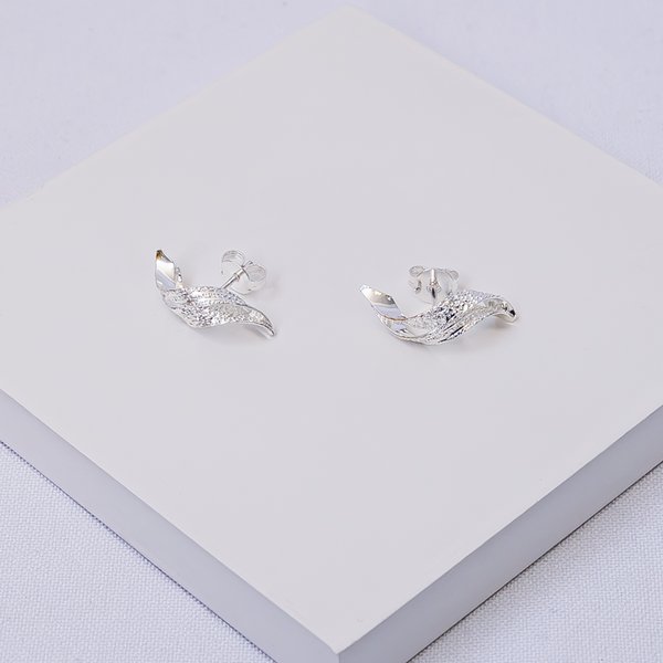 244726 brinco folheado a prata brinco com filetes torcidos brinco prata feminino brinco leve prata brinco moderno