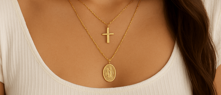 Semijoias com Significado: Pingentes Religiosos e Amuletos para Estilo e Proteção Semijoias com Significado: Pingentes Religiosos e Amuletos para Estilo e Proteção