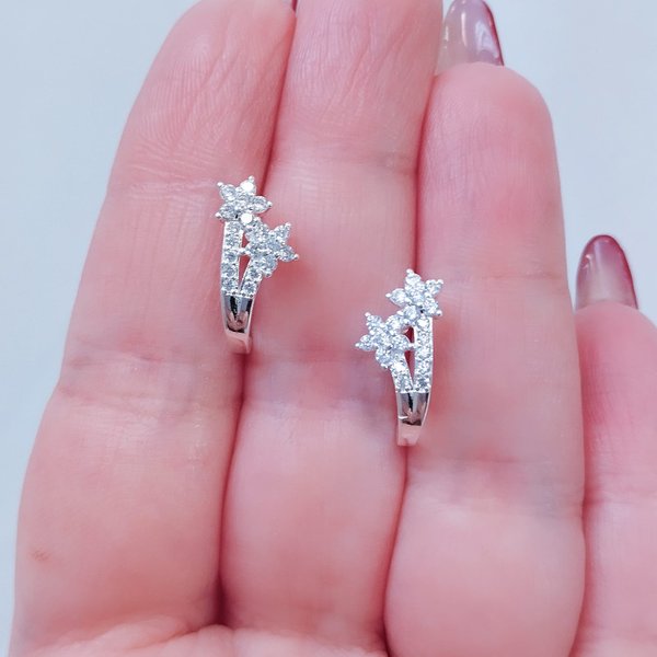 02 brinco folheado a prata flores cravejadas zirconia