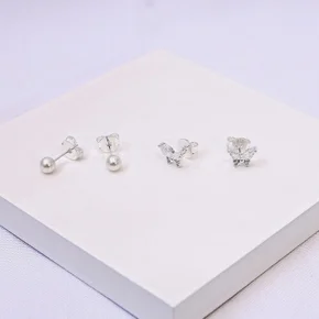 01 dupla de brincos infantis folheados a prata perola e borboleta cravejada