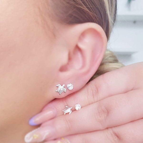 01 brinco folheado a prata tartaruga e zirconia feminino