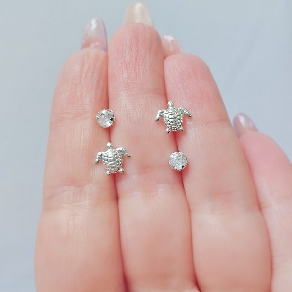 02 brinco folheado a prata tartaruga e zirconia feminino