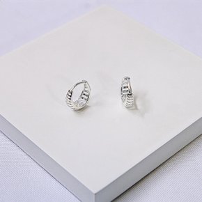 01 brinco folheado a prata argola abaulada linhas vazadas feminina