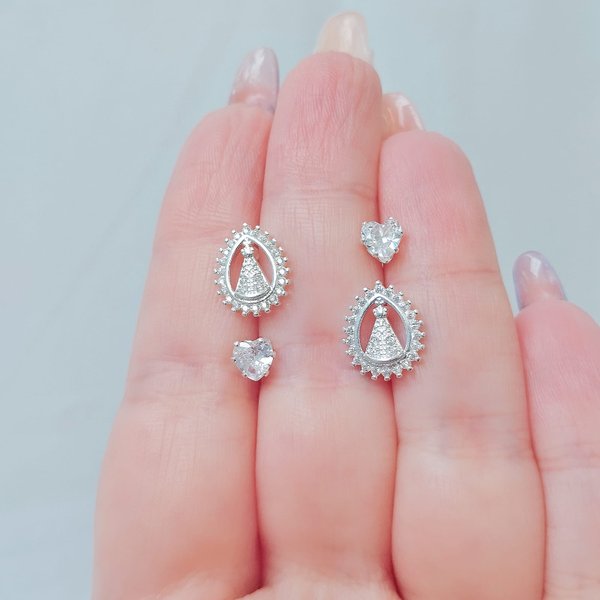 04 brinco folheado a prata nossa senhora e coracao zirconia