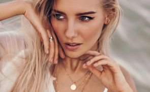 modelo loiro elegante posando na praia