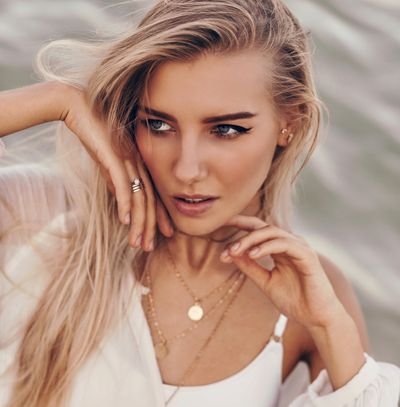 modelo loiro elegante posando na praia